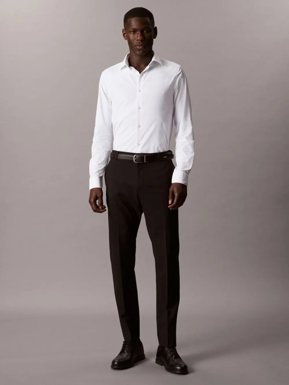 Calvin Klein Slim Fit Active Performance skjorte i hvid på model – helfigur