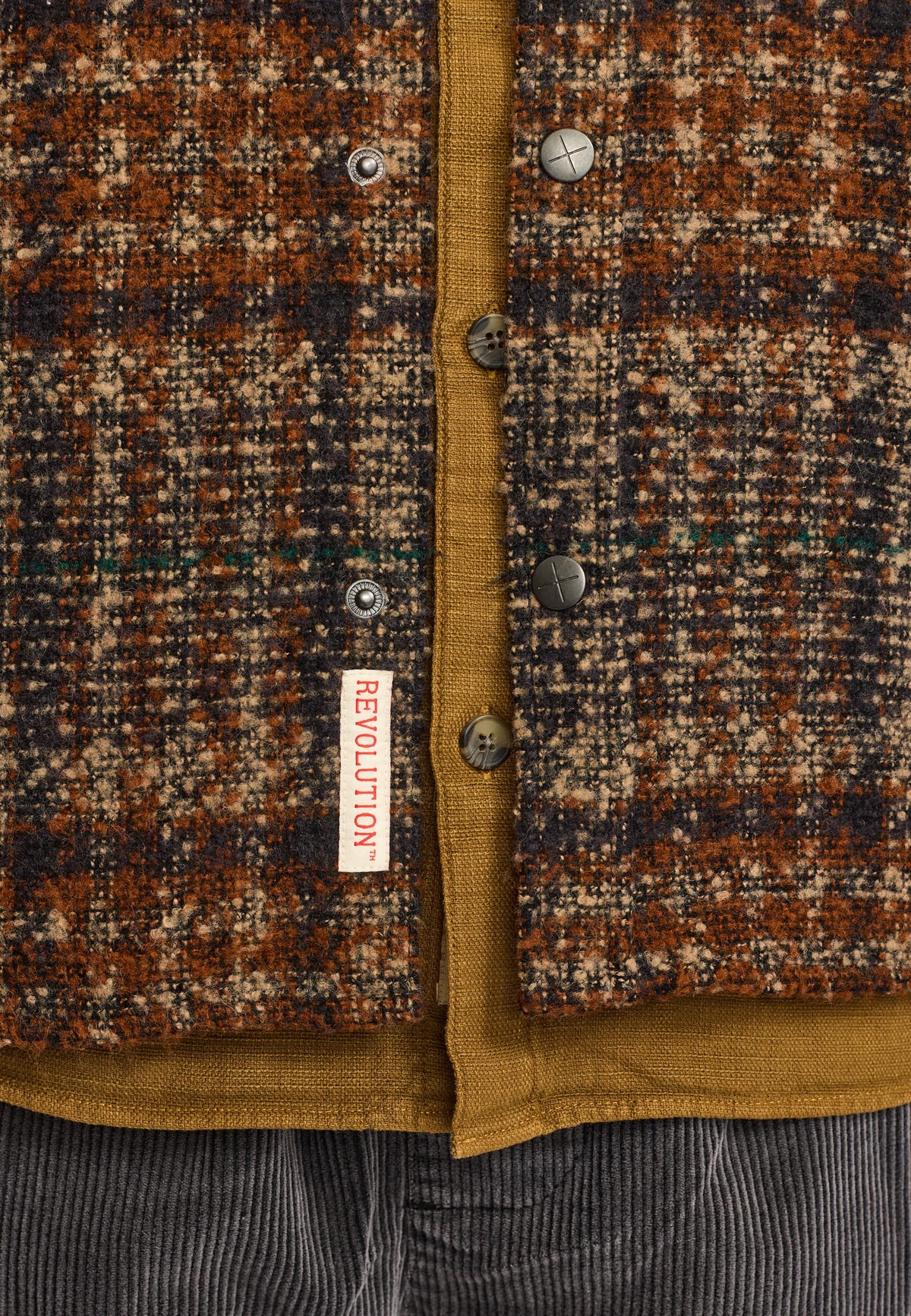 Detalje af label på Revolution Worker overshirt 3273 i navy ternet