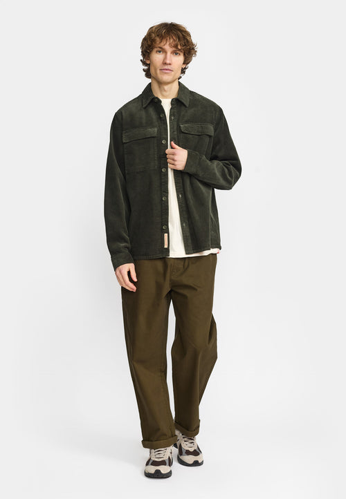 Revolution Utility overshirt 3776 i army grøn fløjl på model – helfigur