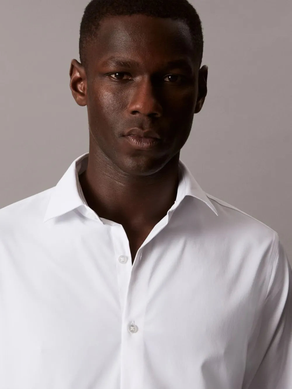 Nærbillede af krave på Calvin Klein Slim Fit Active Performance skjorte i hvid
