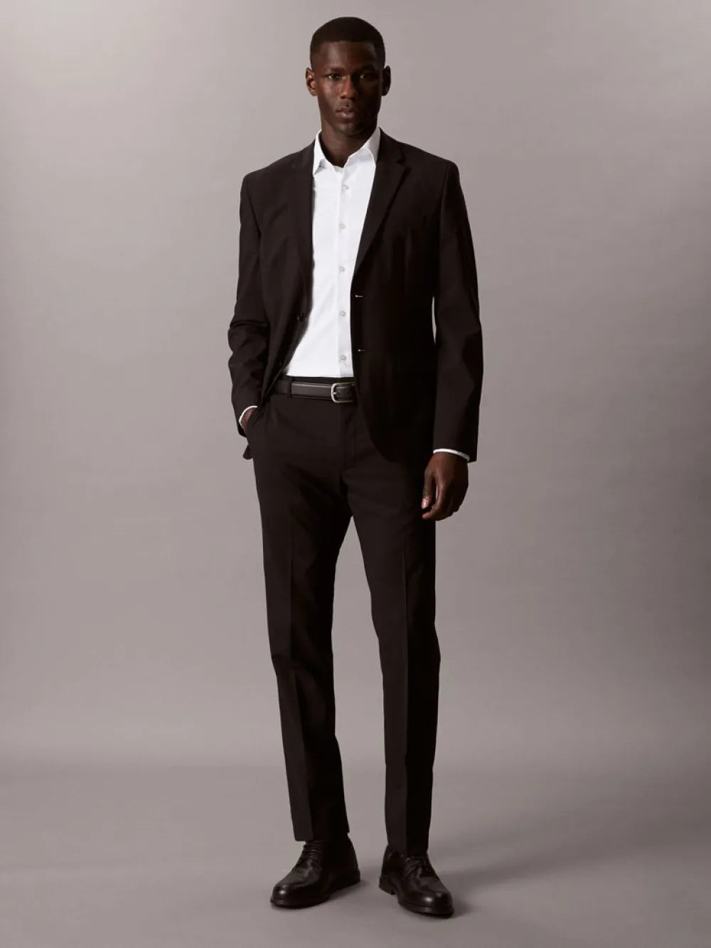 Calvin Klein Slim Fit Active Performance skjorte i hvid stylet med sort jakkesæt