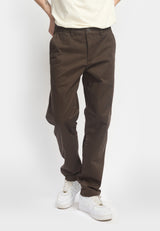 Revolution chinos 5872 i mørkebrun set forfra på model