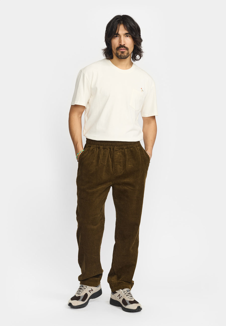Revolution casual bukser 5874 i brun fløjl stylet med hvid T-shirt – helfigur