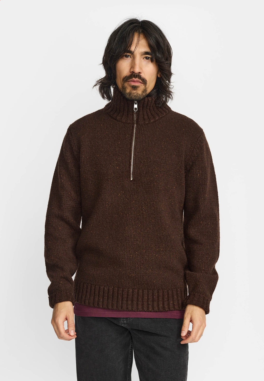 Revolution Half-Zip strik 6619 i mørkebrun – model set forfra