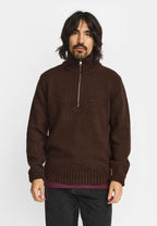 Revolution Half-Zip strik 6619 i mørkebrun – model set forfra