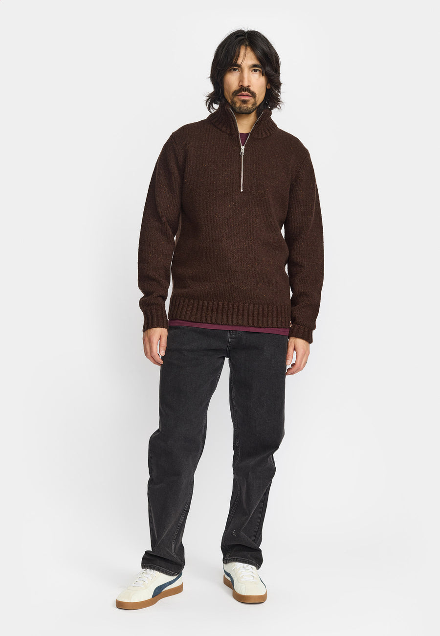 Revolution Half-Zip strik 6619 i mørkebrun stylet med sorte jeans – helfigur