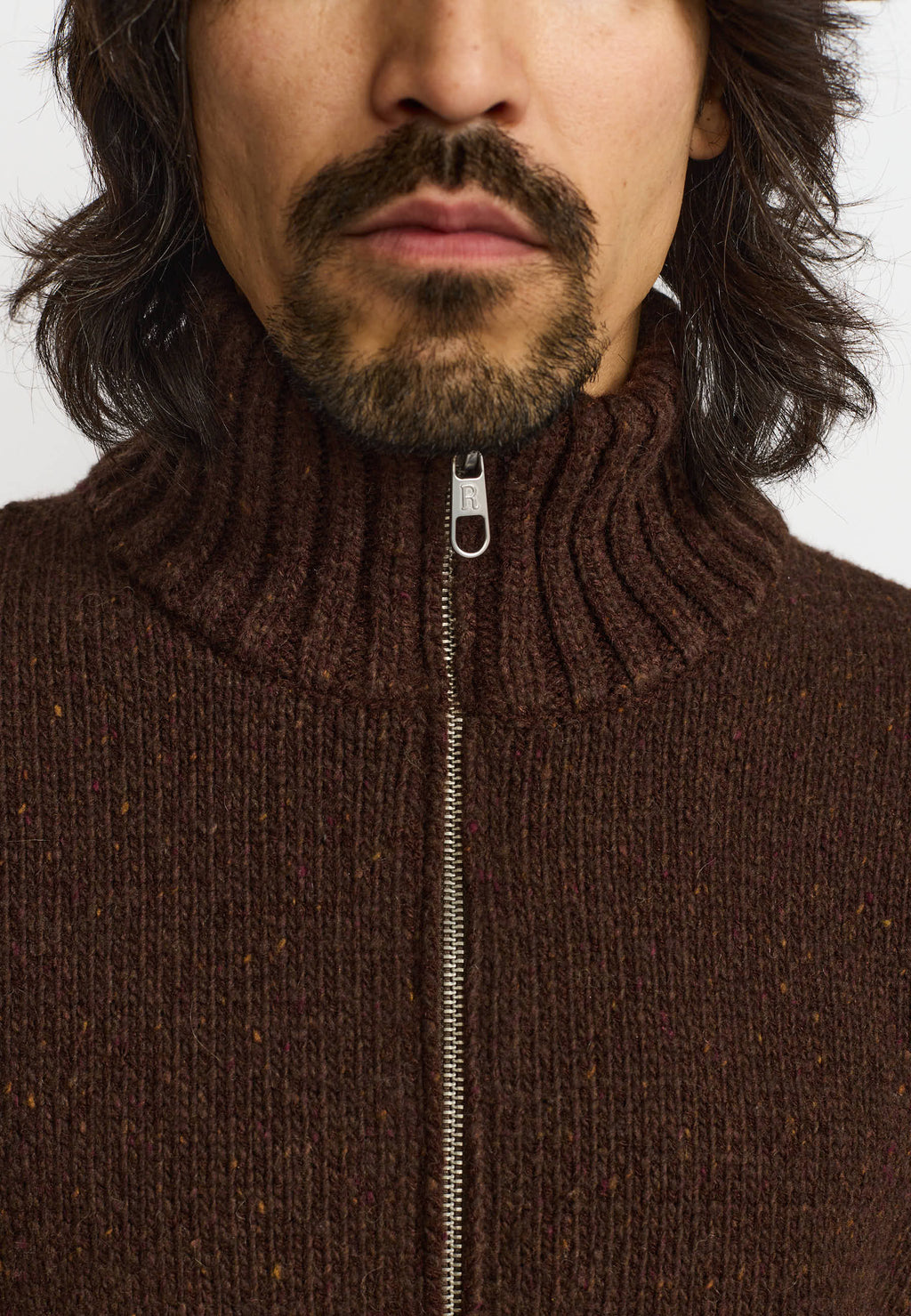 Nærbillede af lynlås og høj krave på Revolution Half-Zip strik 6619 i mørkebrun