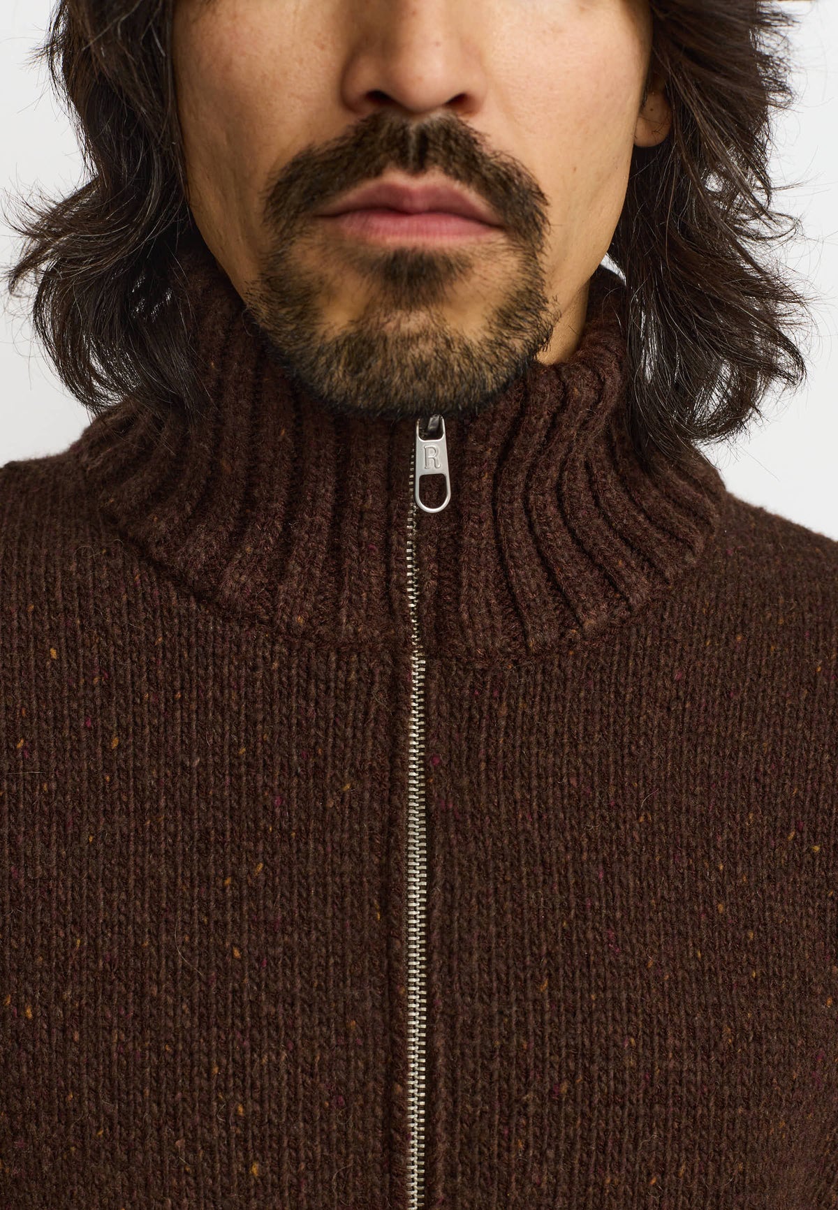 Nærbillede af lynlås og høj krave på Revolution Half-Zip strik 6619 i mørkebrun