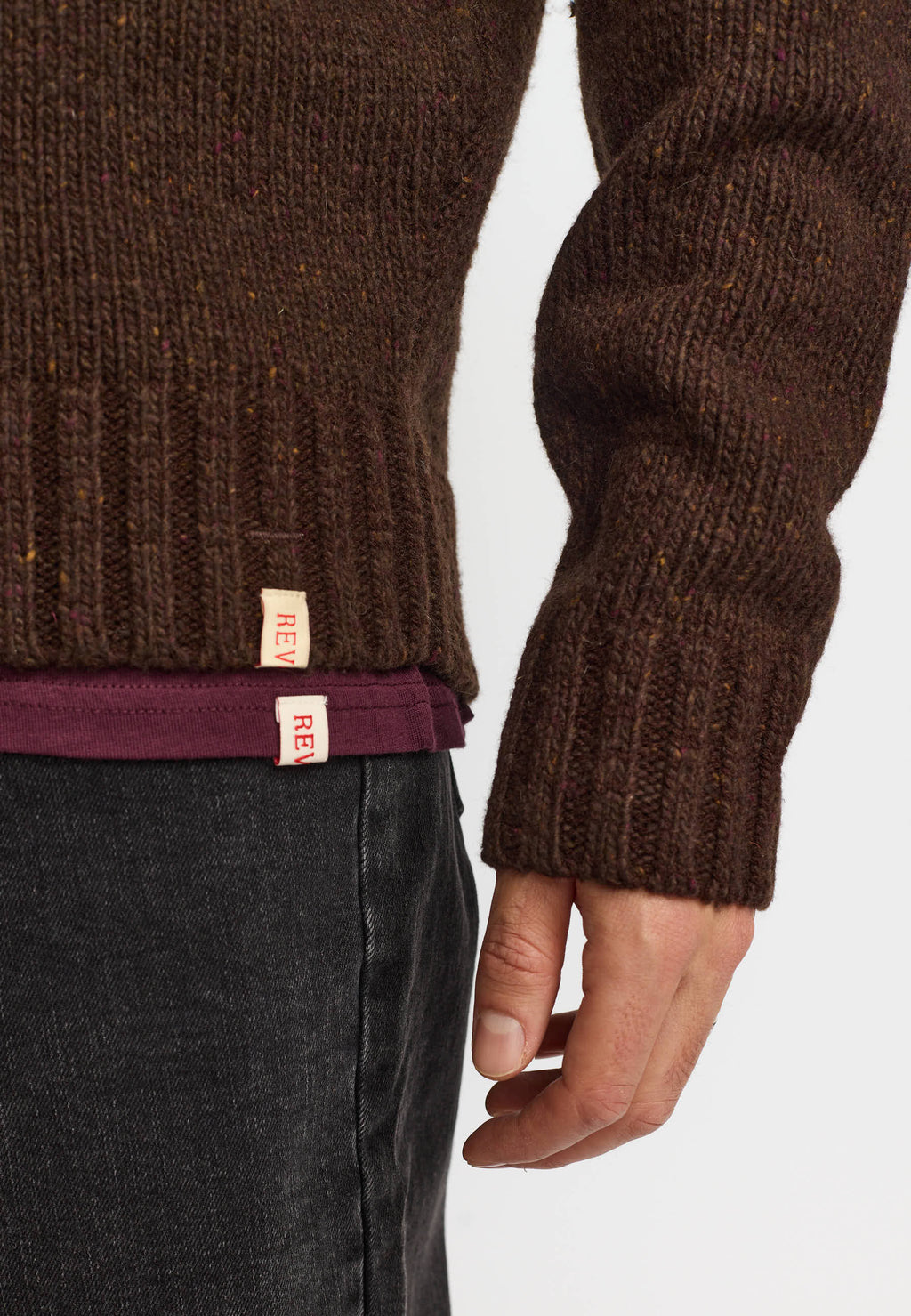 Detalje af ribkant, manchet og label på Revolution Half-Zip strik 6619 i mørkebrun