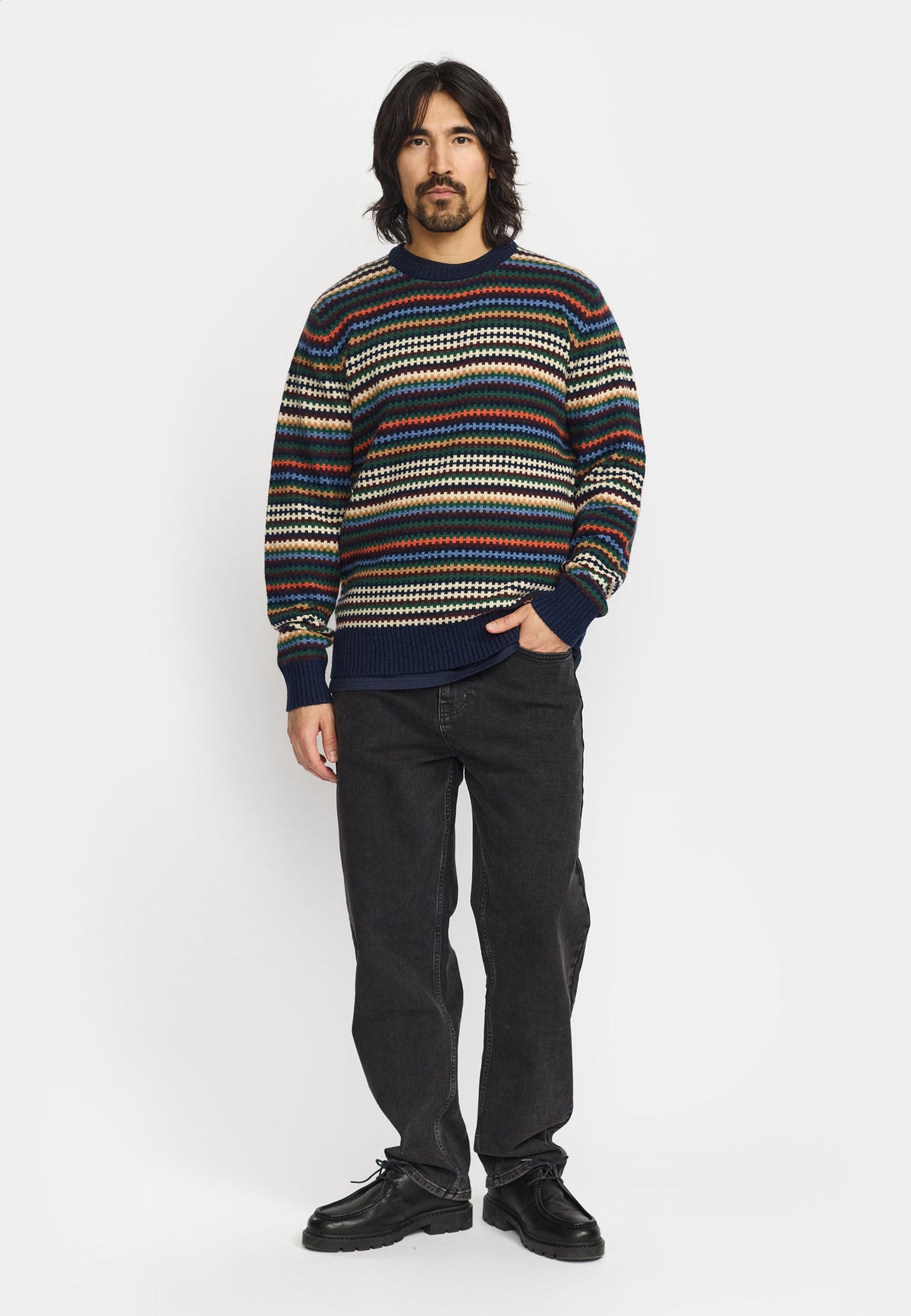 Revolution strik 6628 i navy med farverigt mønster stylet med sorte jeans – helfigur