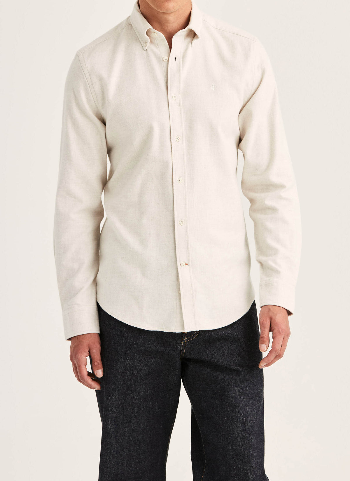 Morris Slim Fit flannelskjorte i sildeben i offwhite – model set forfra