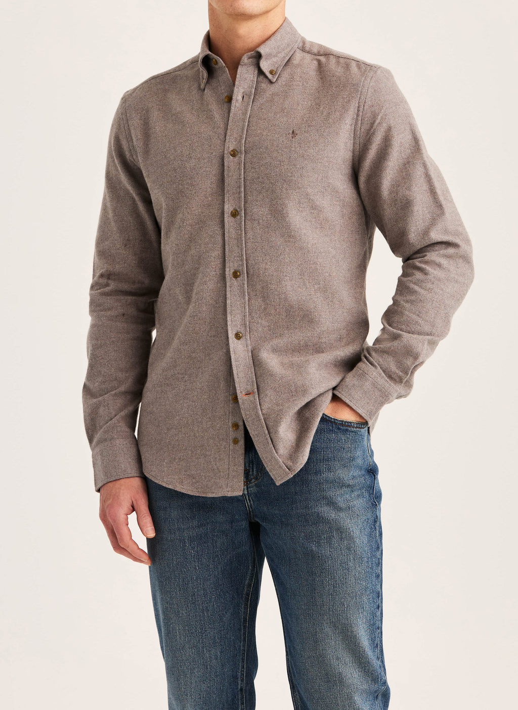 Morris Slim Fit flannelskjorte i sildeben i brun – model set forfra