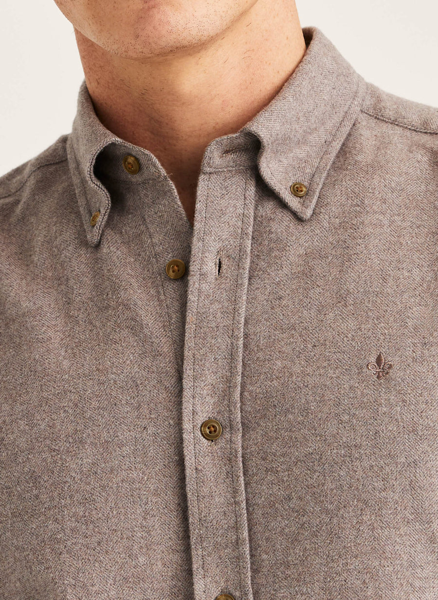 Nærbillede af krave på Morris Slim Fit flannelskjorte i sildeben i brun