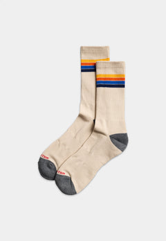 Par Revolution jacquard strømper 8928 i offwhite med farvede striber set fra siden