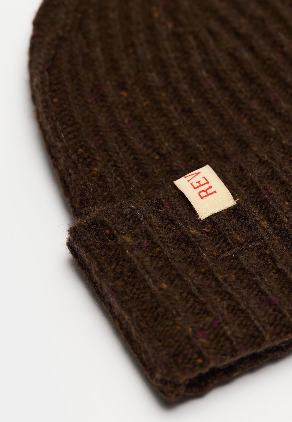 Nærbillede af rib-strik og læderlabel på Revolution Melange beanie 9317 i mørkebrun