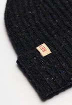 Nærbillede af rib-strik og læderlabel på Revolution Melange beanie 9317 i mørk navy