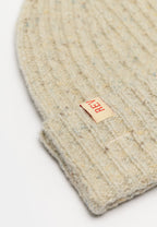 Nærbillede af rib-strik og læderlabel på Revolution Melange beanie 9317 i offwhite