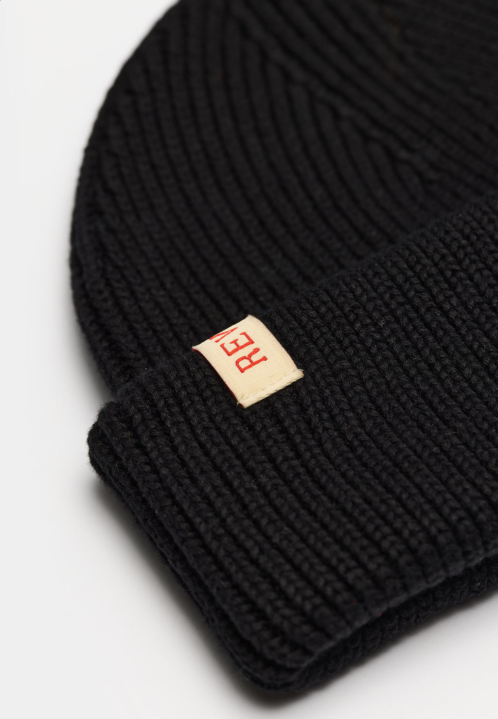 Nærbillede af rib-strik og læderlabel på Revolution Fisherman beanie 9324 i sort