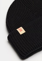 Nærbillede af rib-strik og læderlabel på Revolution Fisherman beanie 9324 i sort
