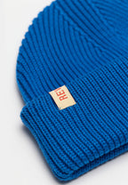Nærbillede af rib-strik og læderlabel på Revolution Fisherman beanie 9324 i klar blå