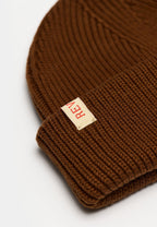 Nærbillede af rib-strik og læderlabel på Revolution Fisherman beanie 9324 i brun