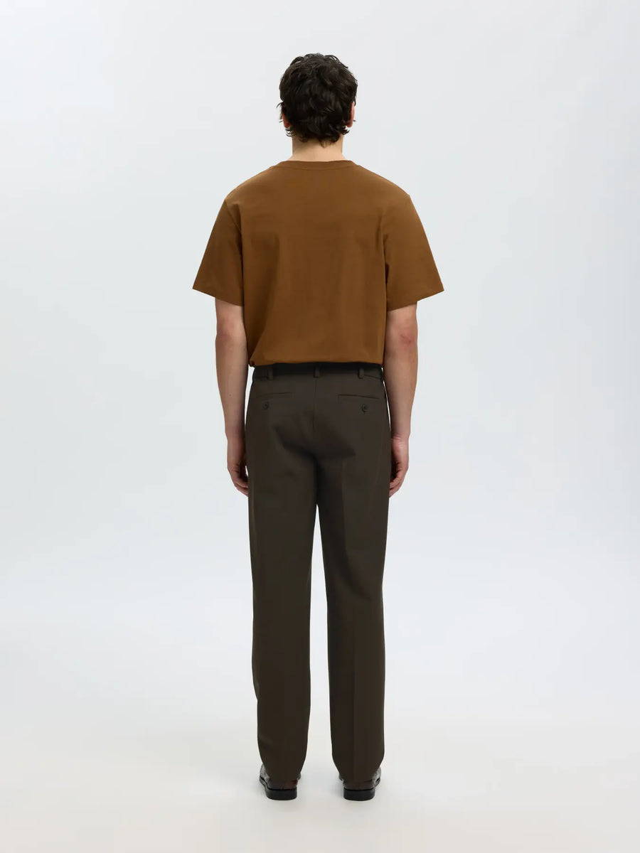 Selected 220 Loose Flex bukser i Delicioso brun stylet med brun T-shirt – helfigur