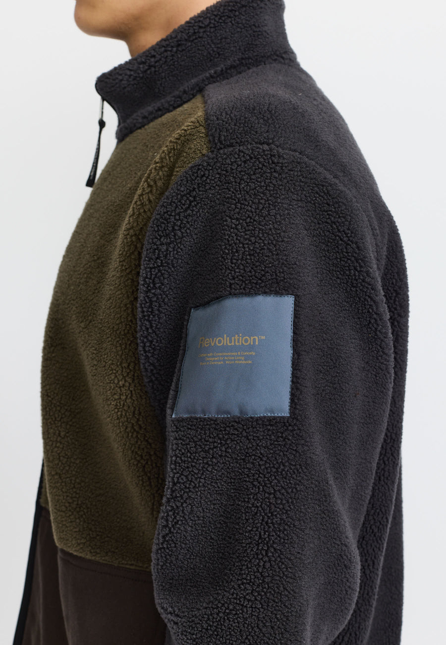 Detalje af ærme og patch på Revolution Blocked teddy jakke 7028 i mørkegrå
