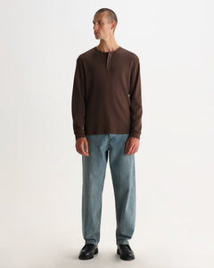 Wax London Caleb henley i vaffelstrik i brun stylet med jeans – helfigur