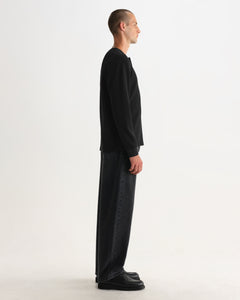 Wax London Caleb henley i vaffelstrik i washed black set fra siden