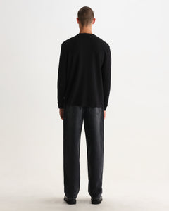 Wax London Caleb henley i vaffelstrik i washed black – helfigur set forfra