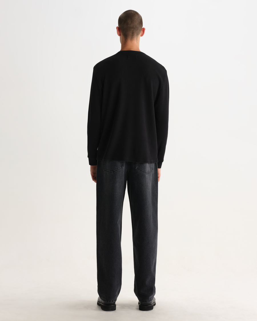 Wax London Caleb henley i vaffelstrik i washed black – helfigur set forfra