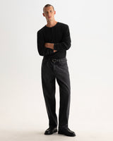 Wax London Caleb henley i vaffelstrik i washed black på model – helfigur