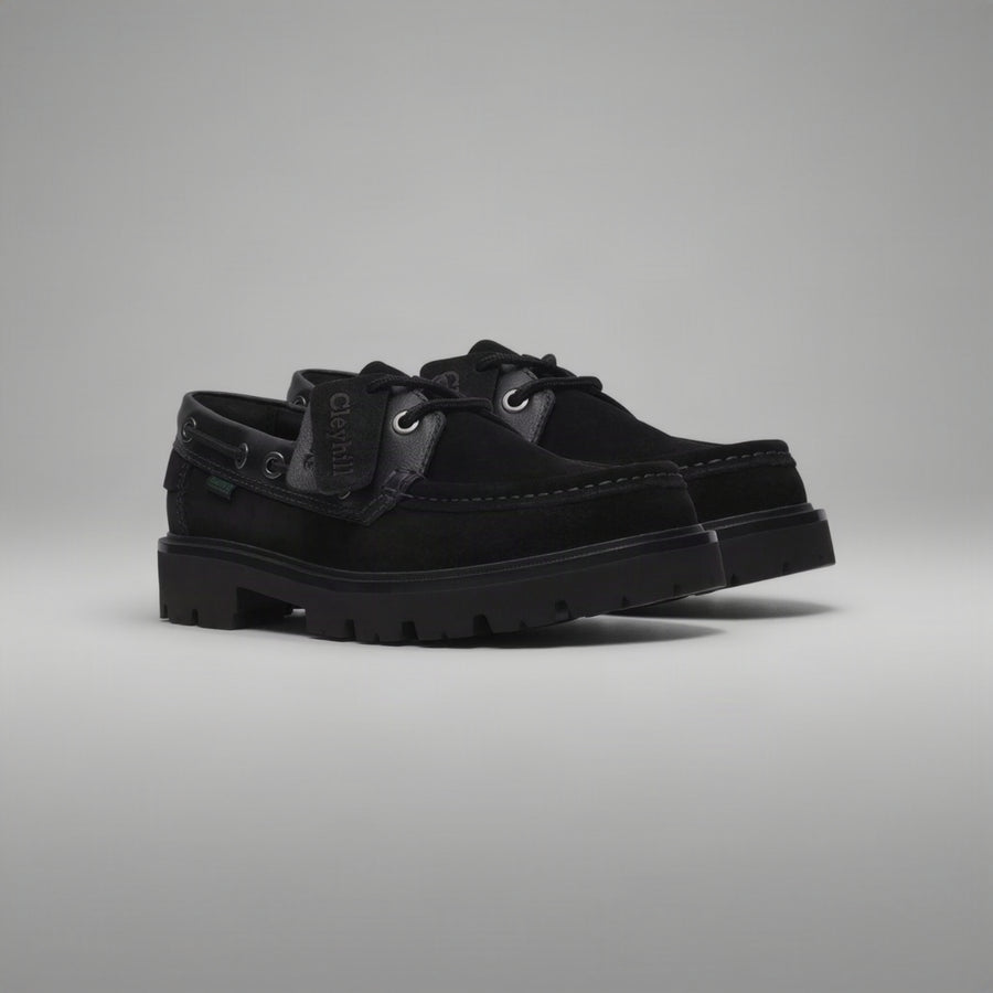 Clarks Cleyhill Boat sko i sort ruskind set fra siden