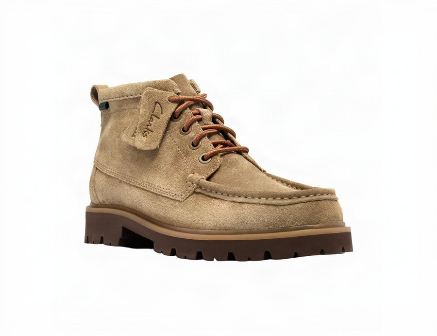 Clarks Cleyhill Hi støvler i Dark Sand ruskind set skråt fra siden