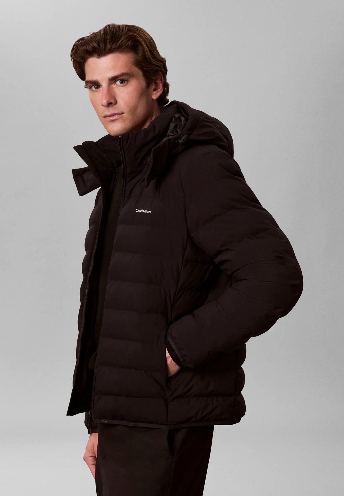 Calvin Klein let nylon dunjakke med hætte i sort set fra siden