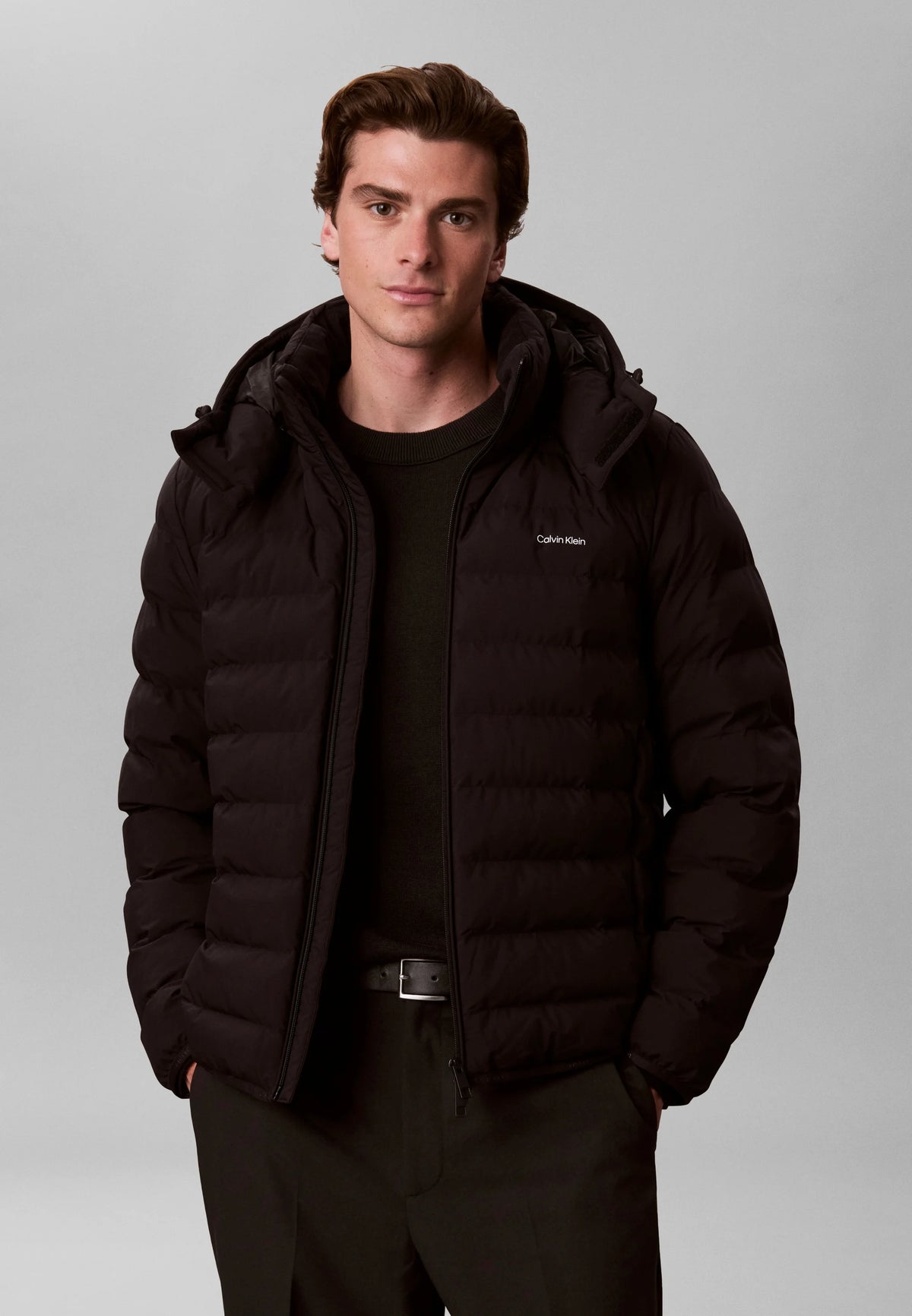 Calvin Klein let nylon dunjakke med hætte i sort – model set forfra