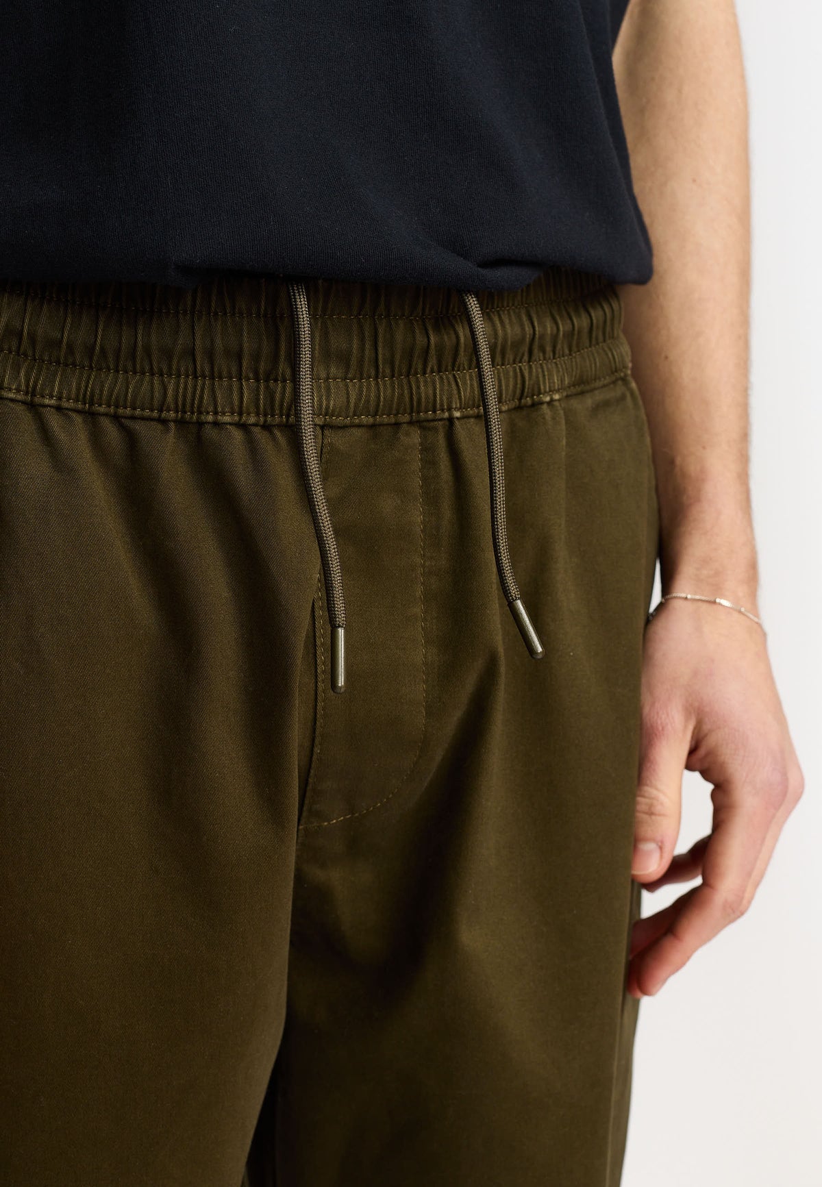 Revolution Casual Trousers 5871 i armygrøn med skjult lynlåslomme