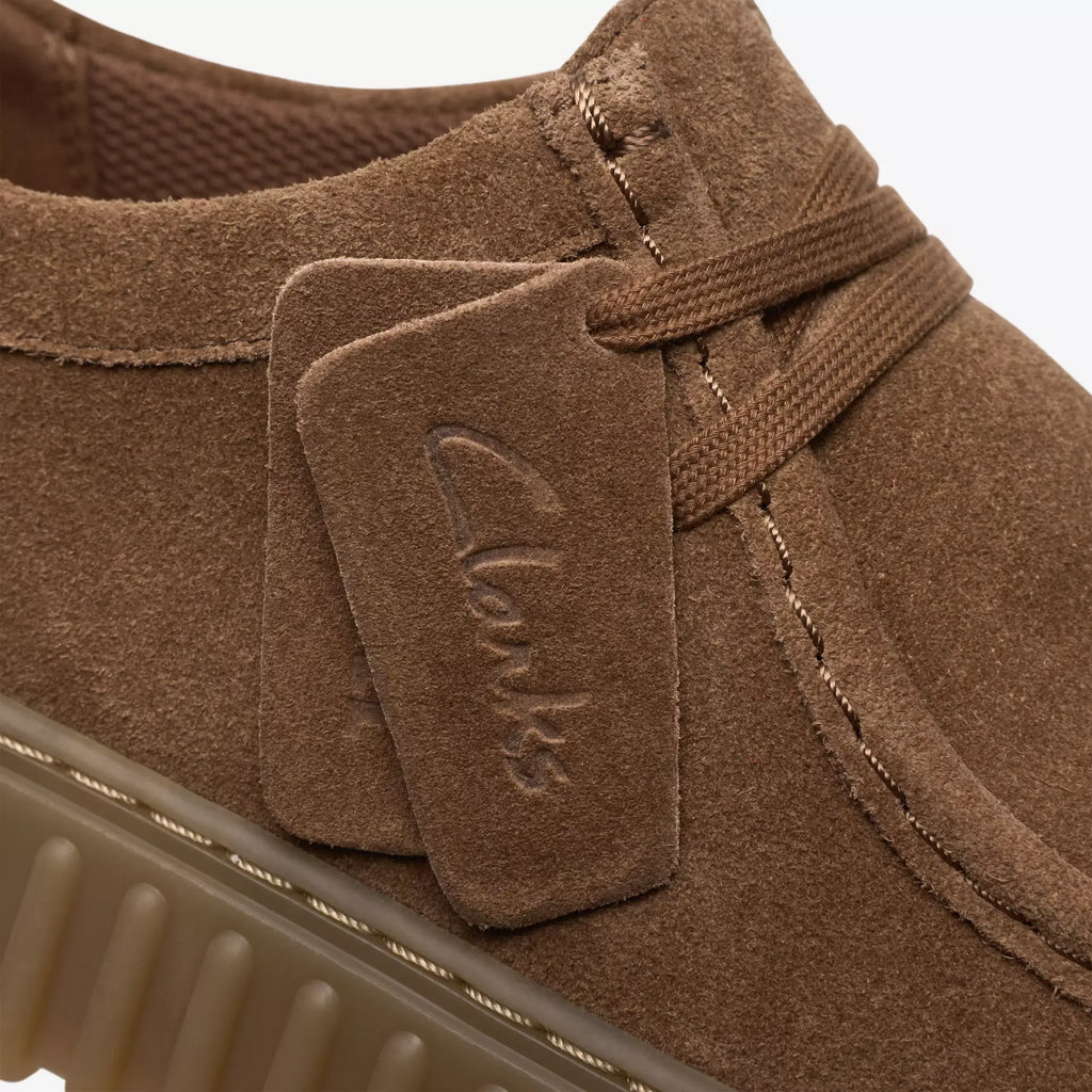 Clarks Torhill Lo sko i Cola Suede brun ruskind til mænd fra MEN – supermen.dk