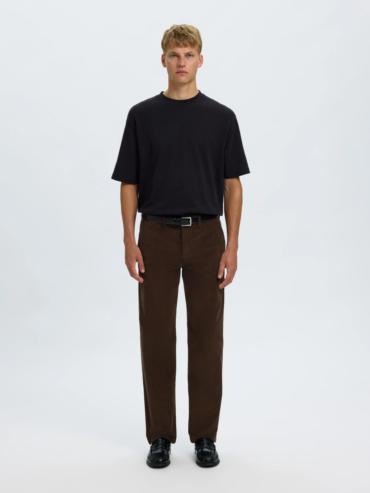 Selected 196 Straight Miles fløjlsbukser i Delicioso mørkebrun stylet med sort T-shirt – helfigur