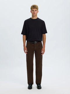 Selected 196 Straight Miles fløjlsbukser i Delicioso mørkebrun stylet med sort T-shirt – helfigur