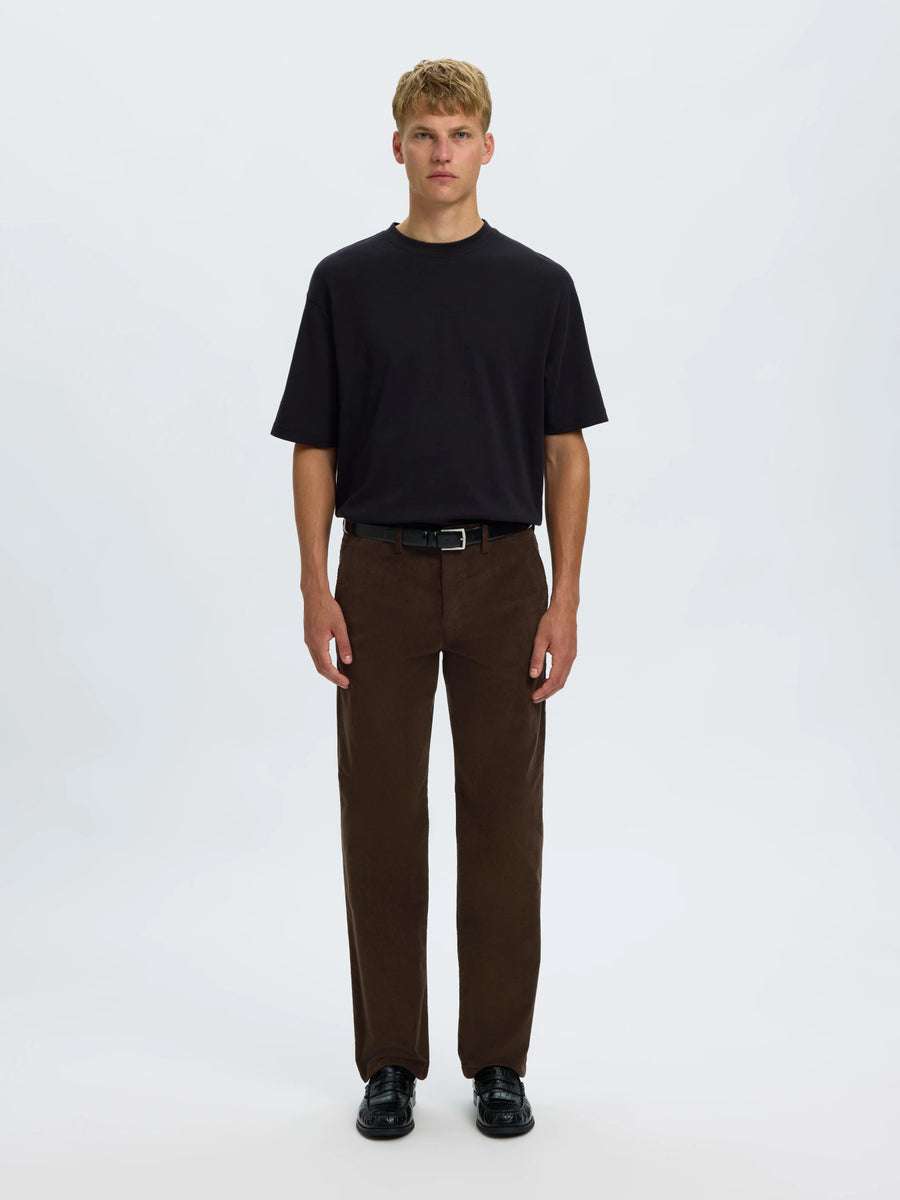 Selected 196 Straight Miles fløjlsbukser i Delicioso mørkebrun stylet med sort T-shirt – helfigur