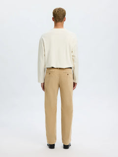 Selected 196 Straight Miles fløjlsbukser i Cornstalk beige stylet med creme skjorte – helfigur