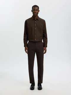 Selected Performance Stretch Slim Fit skjorte i Delicioso mørkebrun på model – helfigur