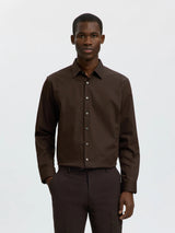Selected Performance Stretch Slim Fit skjorte i Delicioso mørkebrun – model set forfra