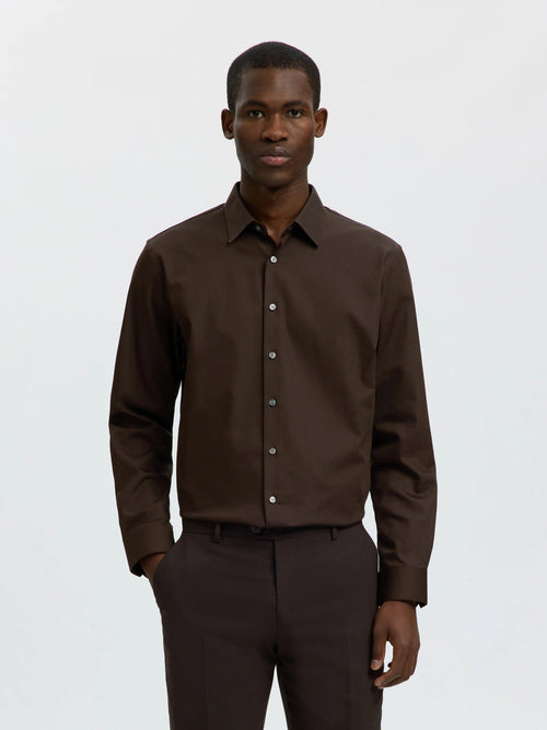 Selected Performance Stretch Slim Fit skjorte i Delicioso mørkebrun – model set forfra