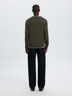 Selected merino strik i Forest Night mørkegrøn på model – helfigur