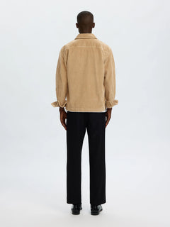 Selected Otto-Kris fløjls overshirt i Cornstalk beige på model – helfigur