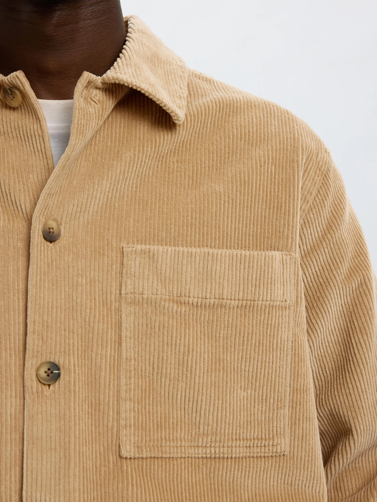 Detalje af brystlomme på Selected Otto-Kris fløjls overshirt i Cornstalk beige