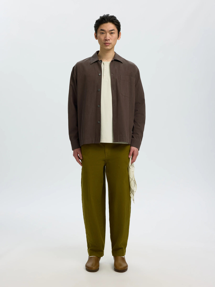 Selected Relaxed Svend let overshirt i Turkish Coffee brun på model – helfigur