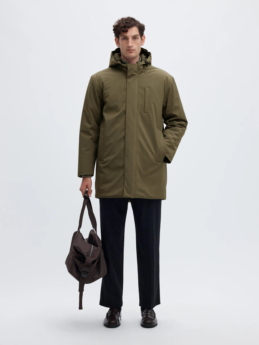 Selected Franklin Urban Tech parka 2.0 i Kalamata olivengrøn stylet med taske – helfigur